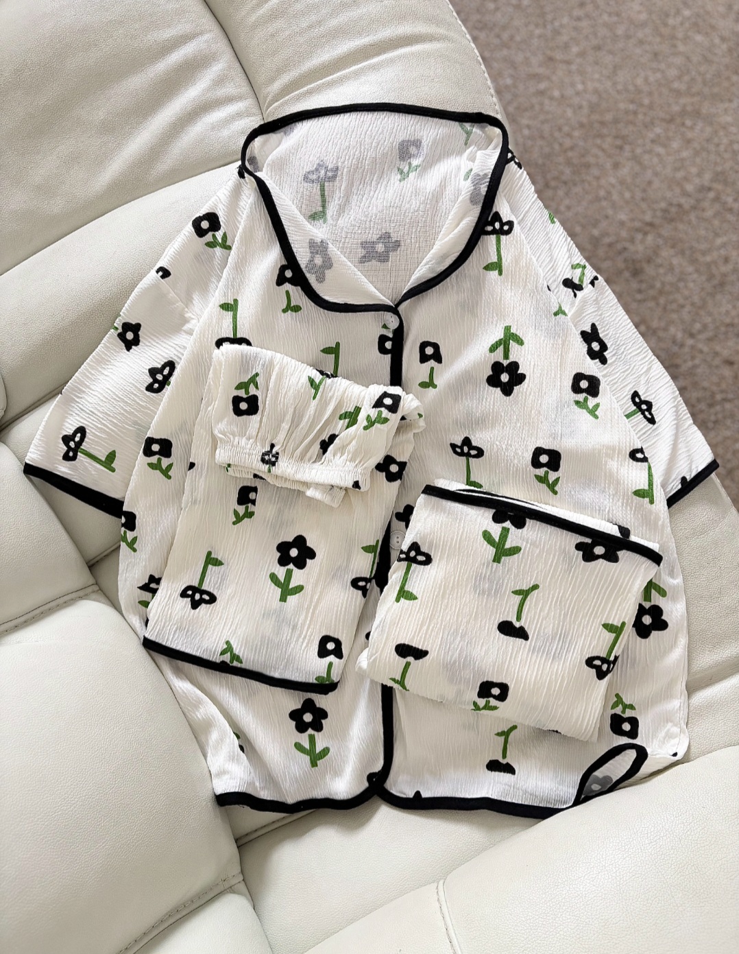 سه‌تیکه کریشه گل‌ مشکی